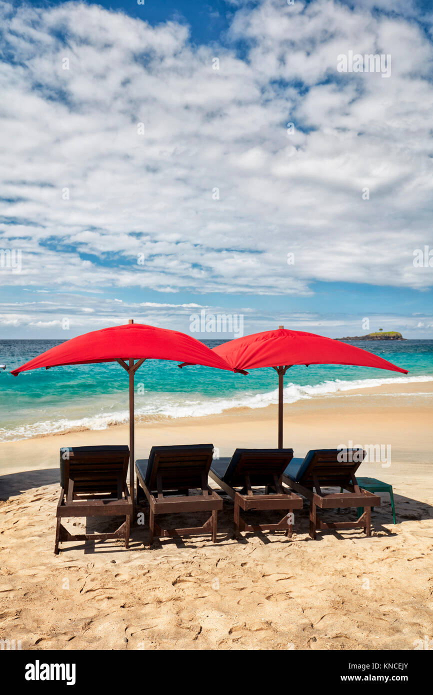 Sonnenliegen am White Sand Beach (Pantai Bias Putih). Manggis Kleinstadt Regency, Karangasem, in Bali, Indonesien. Stockfoto