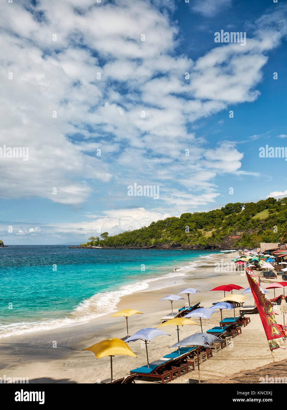 Blick auf den weißen Sandstrand (Pantai Bias Putih). Manggis Kleinstadt Regency, Karangasem, in Bali, Indonesien. Stockfoto