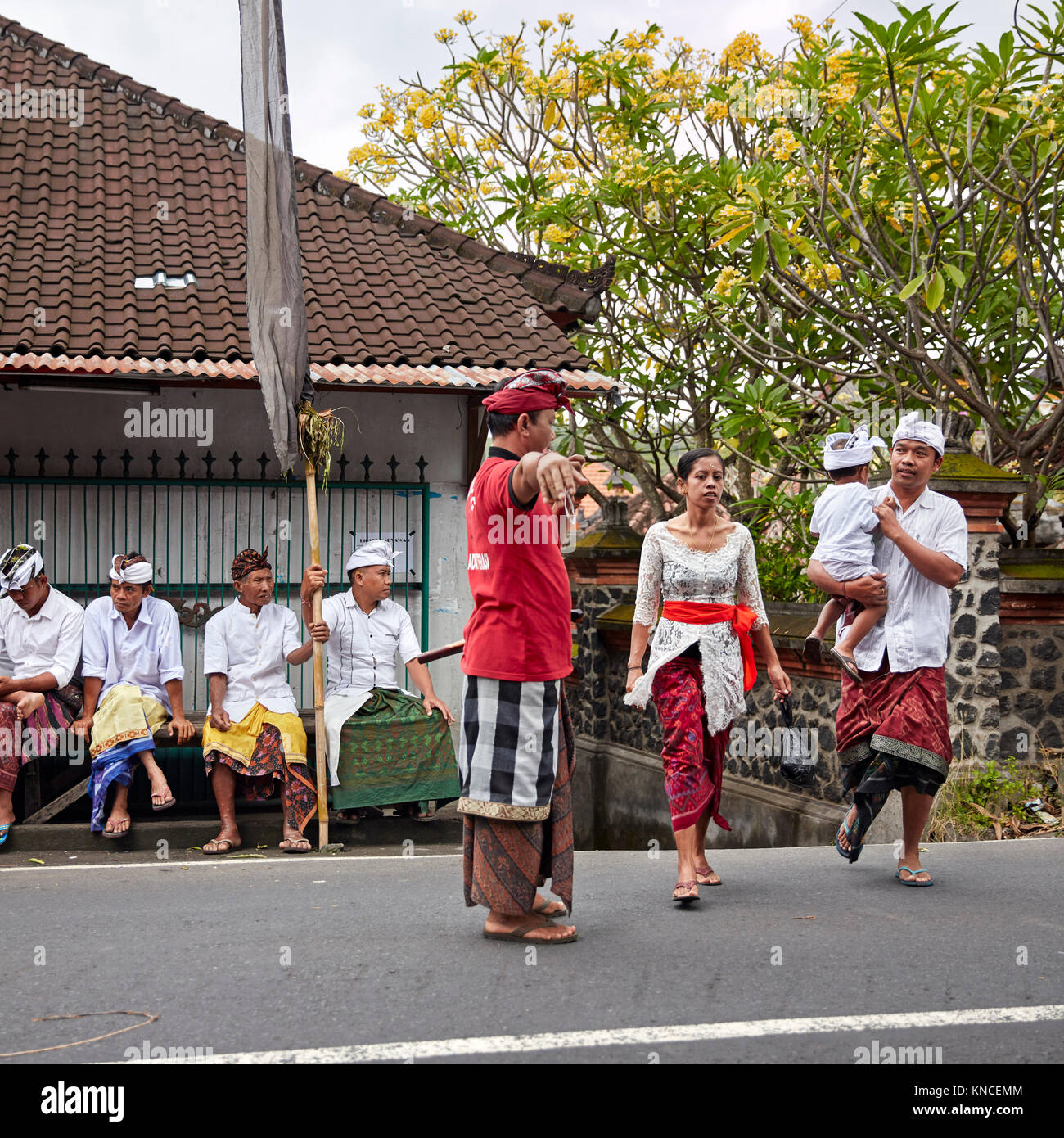 Menschen tragen traditionelle balinesische Kleidung gehen Sie zu einem  örtlichen Tempel in der Nähe von Bugbug Dorf. Karangasem Regency, Bali,  Indonesien Stockfotografie - Alamy