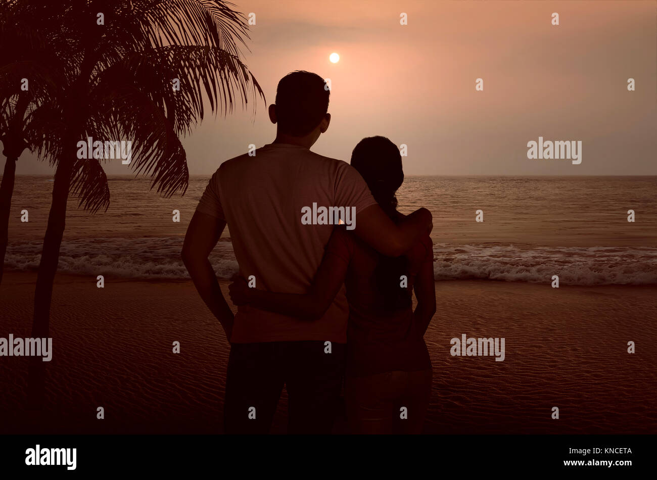 Silhouette der asiatischen Paar umarmen und genießen Sie gemeinsam den Sonnenuntergang am Strand Stockfoto