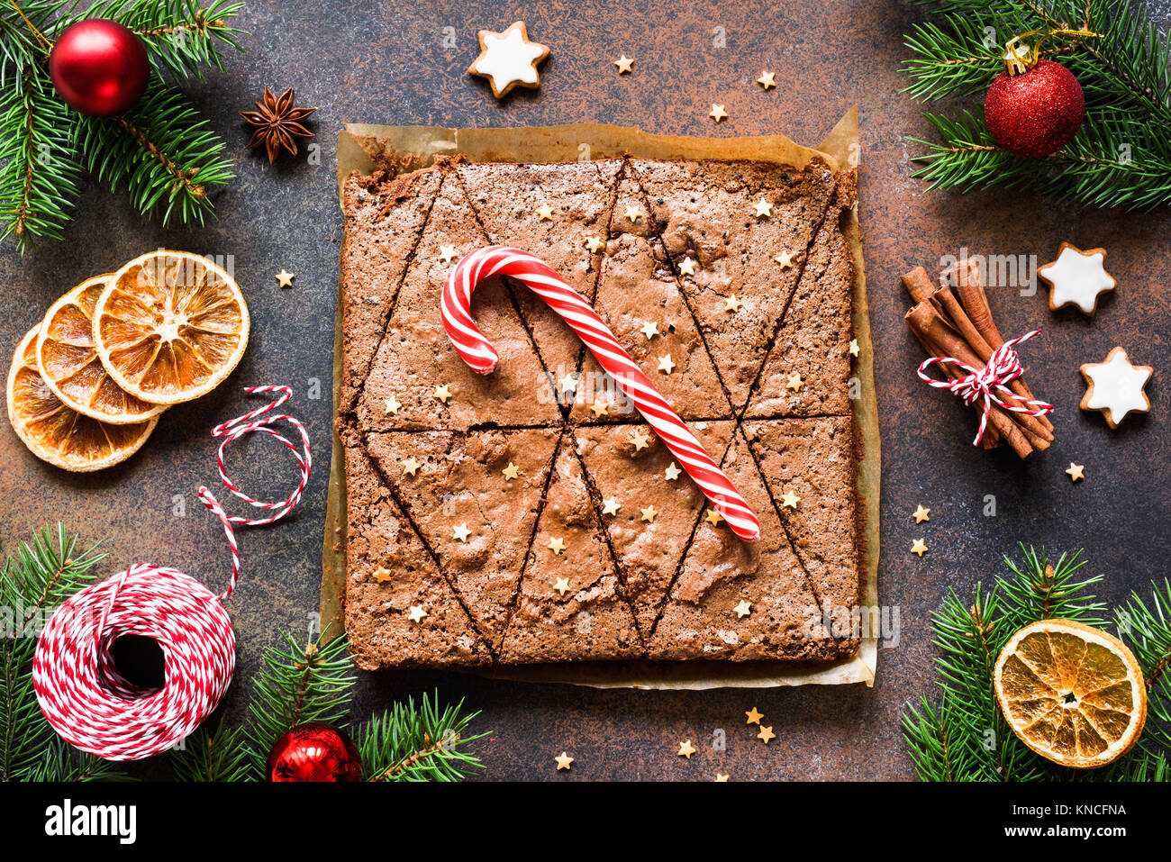 Chocolate Brownies mit Zuckerstange und Weihnachtsschmuck. Ansicht von oben. Süße Winterurlaub Essen Stockfoto