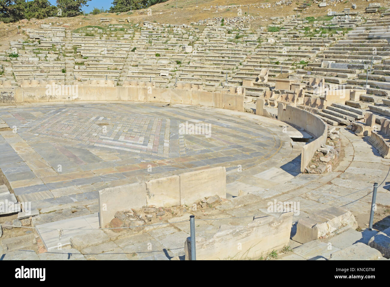 Theater von Dionysos unterhalb der Akropolis in Athen. Dies ist der älteste stein Theater erbaut und Sitzen 17.000 Menschen und wo griechische Tragödien geboren wurden, Stockfoto