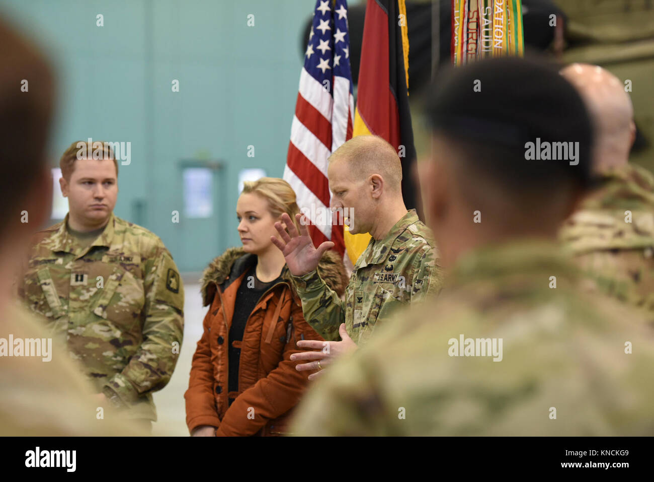 ANSBACH, Deutschland - Col. Kenneth Cole, 12 Combat Aviation Brigade (CAB) Commander gibt eine Rede vor der Zentrale und Sitz der Gesellschaft (HHC), 12 CAB Soldaten und Cpt. William McGinnis' Frau Simone McGinnis, da er auch ist ein Award an ausgehende HHC Commander Cpt zu präsentieren. William McGinnis. Katterbach Army Airfield, Dez. 6, 2017 (U.S. Armee Stockfoto