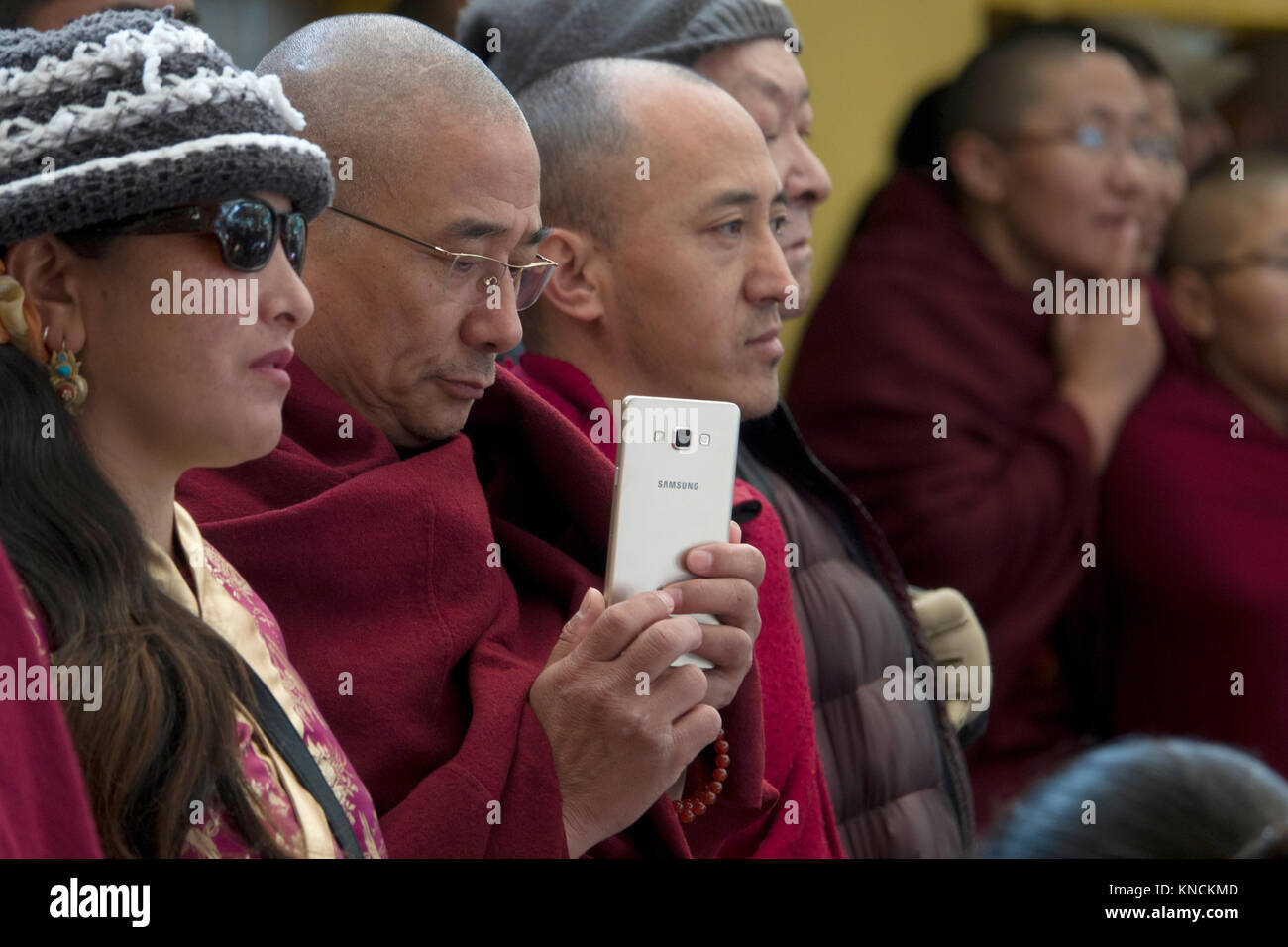 Tibetischen Mönch verwendet Samsung Smart Phone ein Foto bei Tsuglhakhang Komplex in Mcleod Ganj zu nehmen Stockfoto