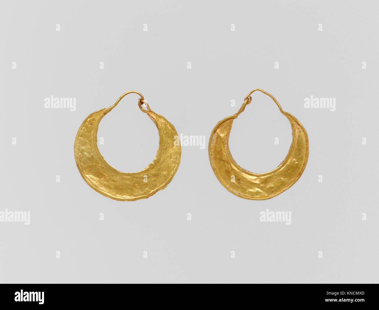 Gold sichelförmige Ohrring MET DP 135934 243299 Stockfoto