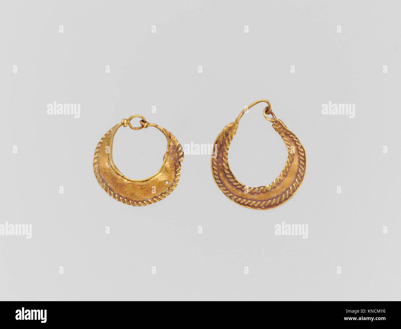 Gold sichelförmige Ohrring MET DP 135932 243310 Stockfoto