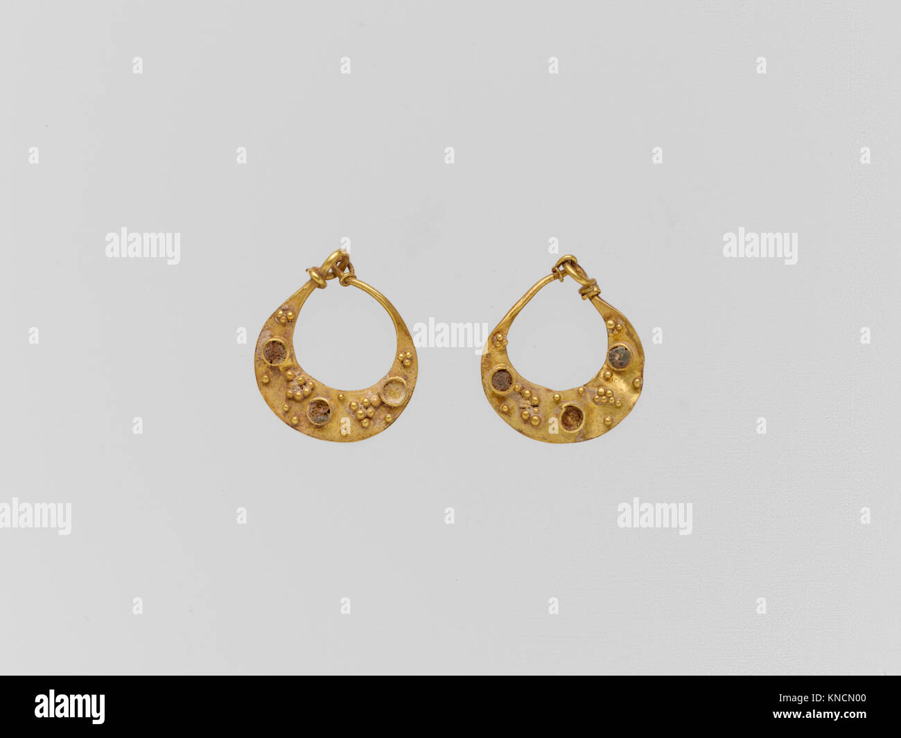 Gold sichelförmige Ohrring MET DP 135931 243321 Stockfoto