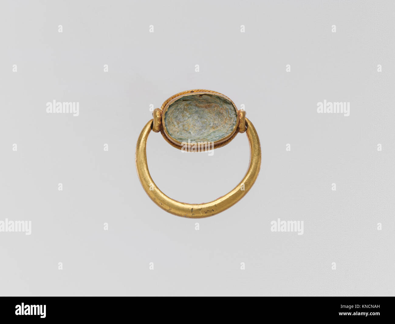 Goldener Ring mit Glaspaste Stein, ein Beispiel für altes Schmuckdesign, Handwerkskunst und dekorative Funktion. Stockfoto