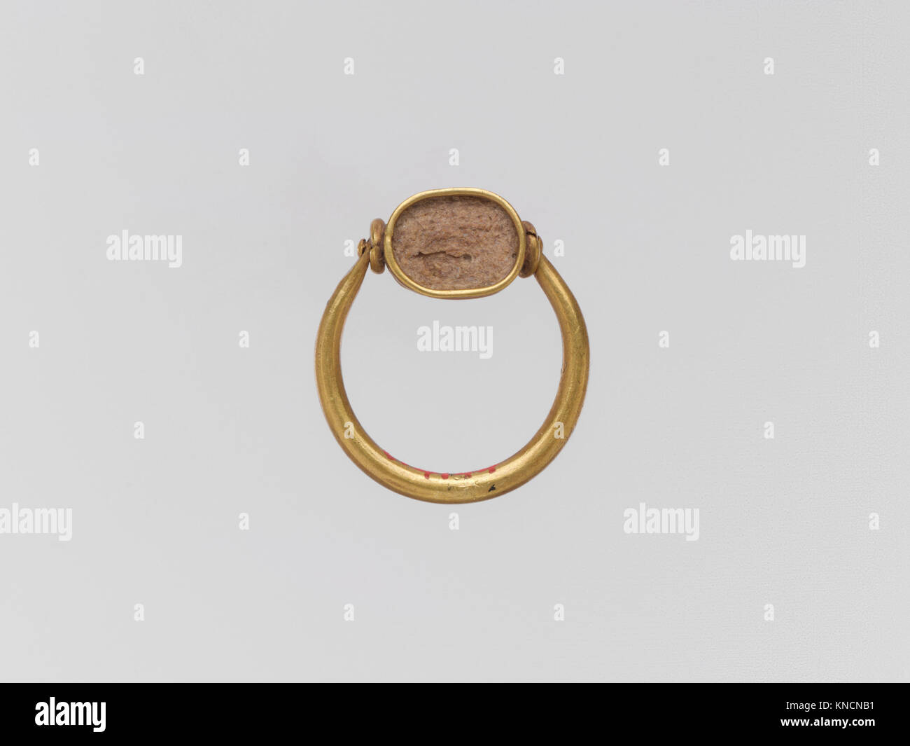 Dieser MET Gold Ring enthält einen Glaspastein, der Schmuck-Handwerkskunst, dekoratives Design und historische Kunst zeigt. Stockfoto