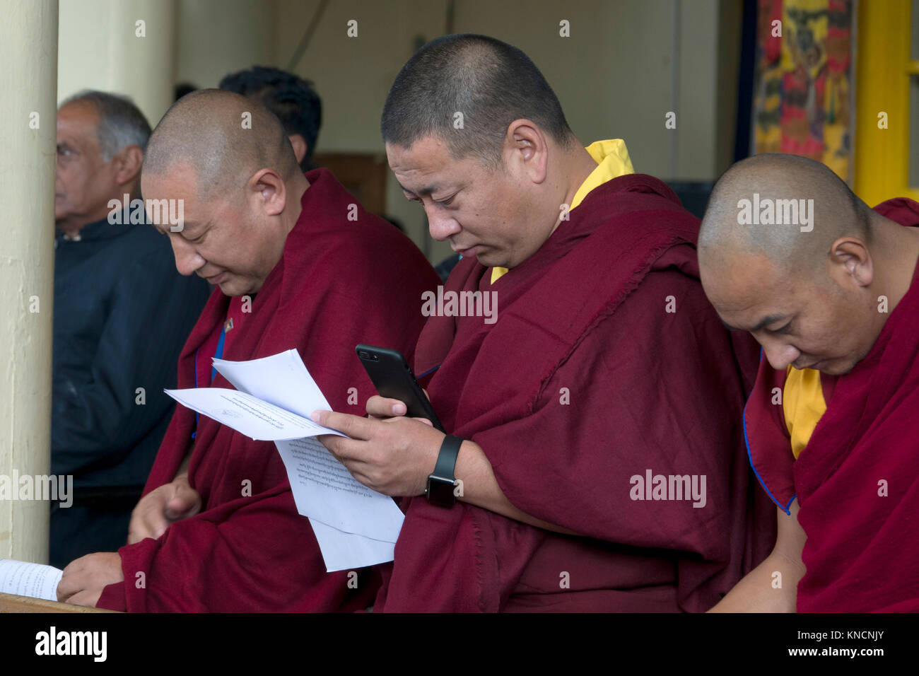 Buddhistische Mönche an Seine Heiligkeit der Dalai Lama Haupttempel in McLeod Ganj, Indien Stockfoto