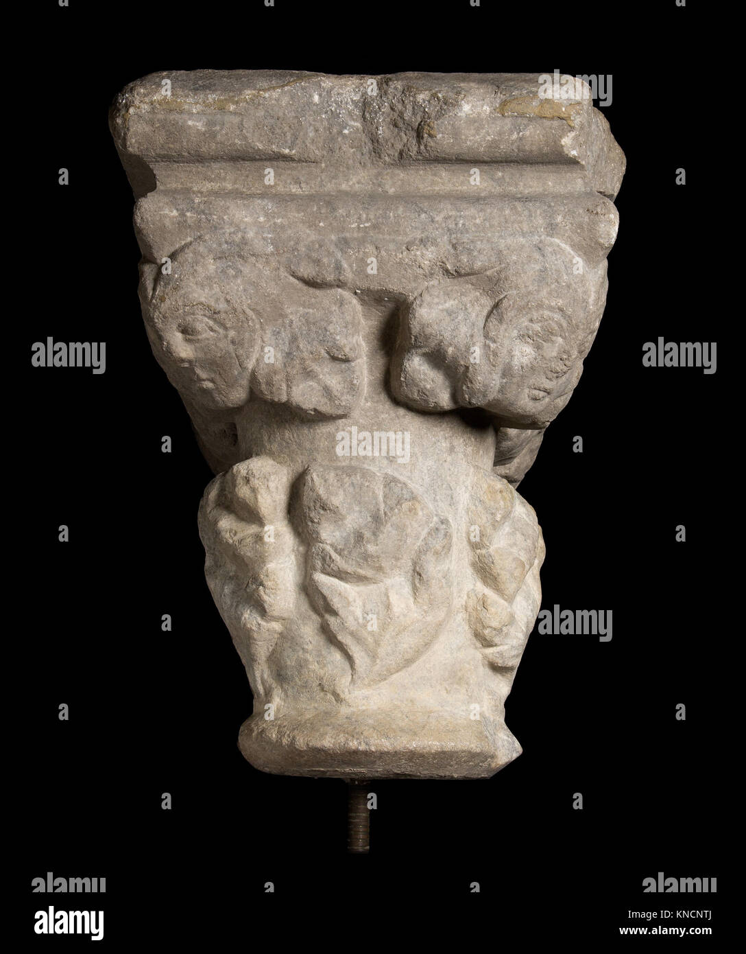 Double Column MET 16 32 6 Ein cdi-s2 463928 Französisch, Double Column, den 13.? aus dem 14. Jahrhundert, Marmor, Insgesamt (a: Kapital): 16 3/4 x 21 1/2 x 12 3/4 in. (42,5 x 54,6 x 32,4 cm) Insgesamt (b: Basis): 8 3/4 x 19 3/8 x 10 3/4 in. (22,2 x 49,2 x 27,3 cm). Das Metropolitan Museum of Art, New York. Geschenk der J. Pierpont Morgan, 1916 (16.32.6a, b) Stockfoto