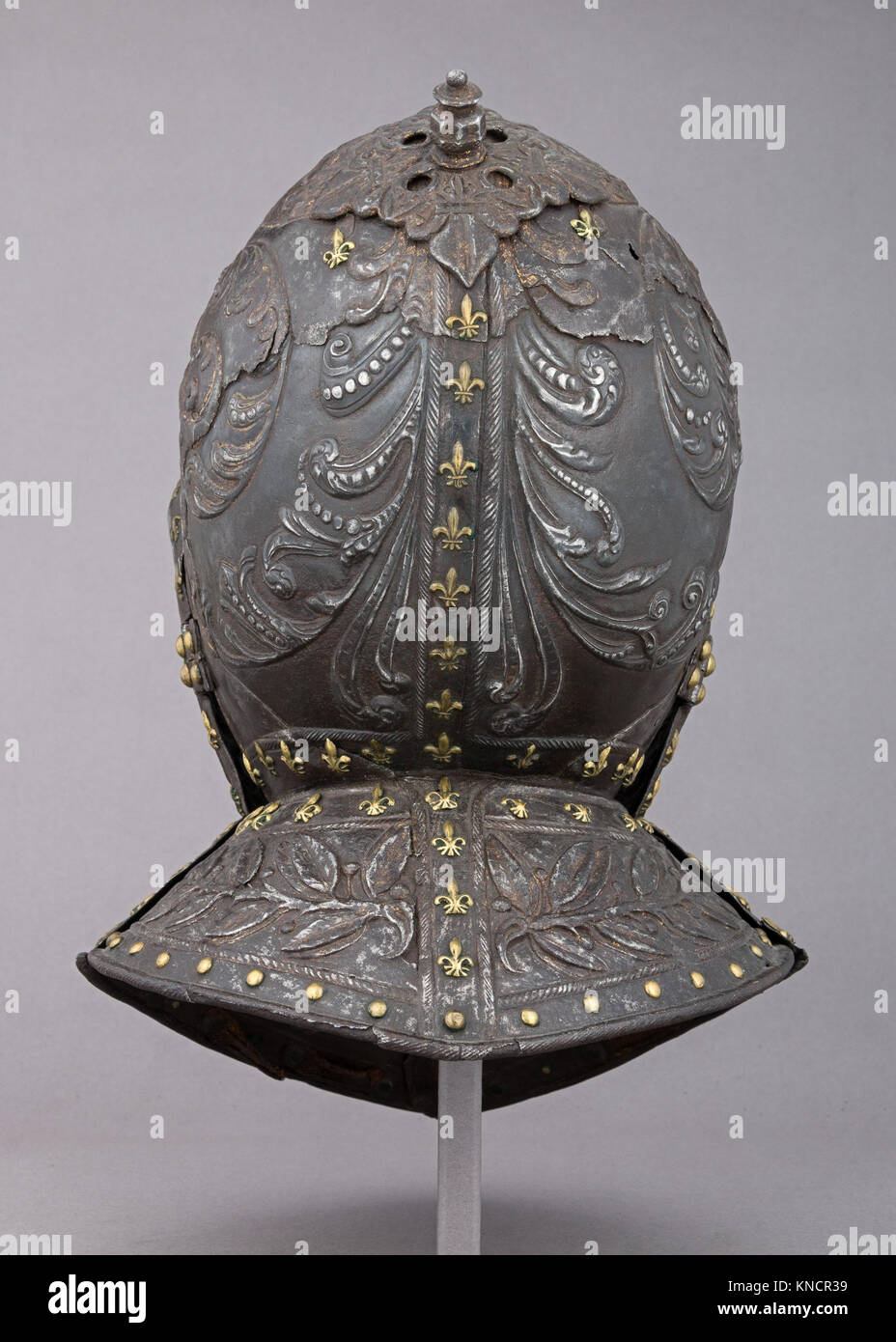 Dieser Burgonet-Helm verfügt über ein offenes Gesicht und Wangenschutz, der von der europäischen Kavallerie im 16. Jahrhundert als Kopfschutz während des Kampfes verwendet wurde. Stockfoto