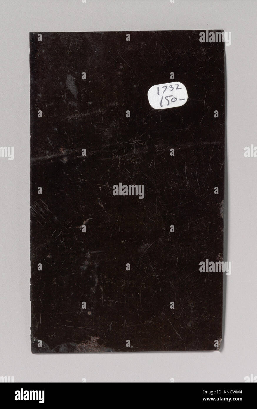 Dieses Kunstwerk zeigt zwei Zimmerleute, die mit einer Handsäge, einem Holzflugzeug, einem Hammer, einem Kompass und einem Quadrat arbeiten. veranschaulichen von Holzbearbeitungspraktiken und Werkzeugen. Stockfoto