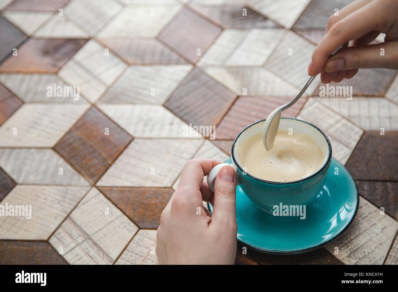 Tasse Cappuccino mit Milchschaum auf hölzernen Tisch Stockfoto