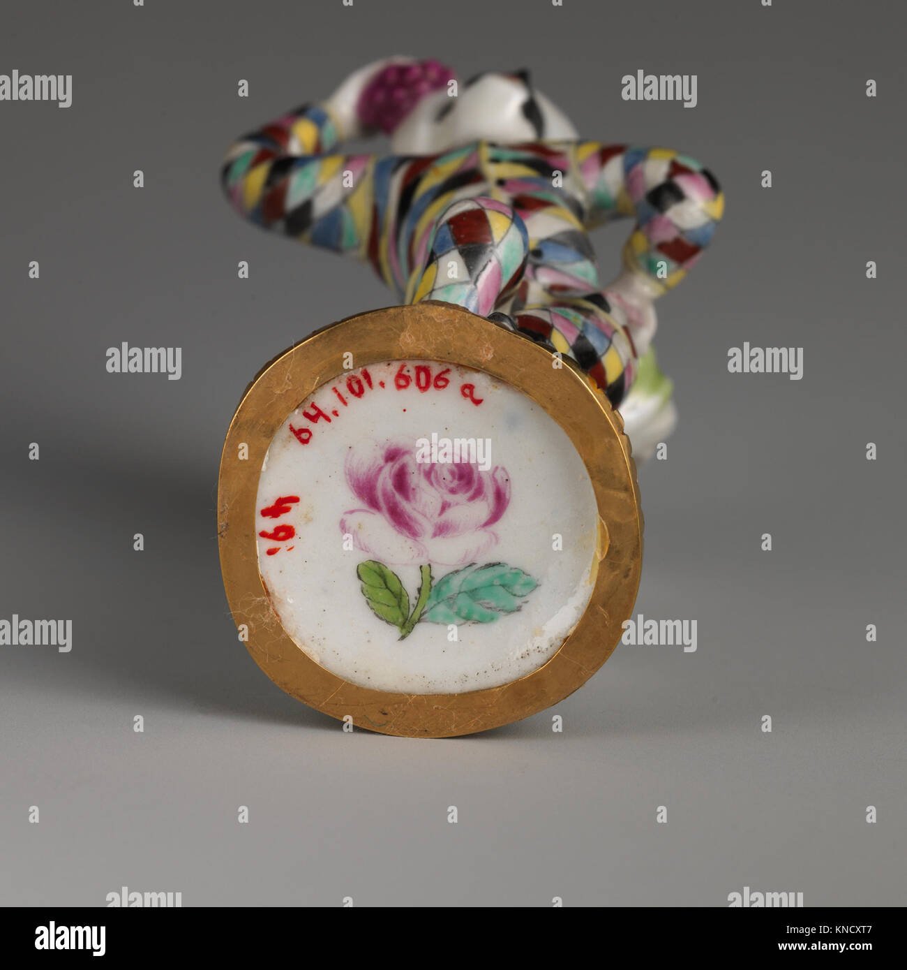 Porträt eines Harlekins mit farbenfrohen Kostümen und verspielten Charakteren, die die Theatertradition der Commedia dell'arte repräsentieren. Stockfoto