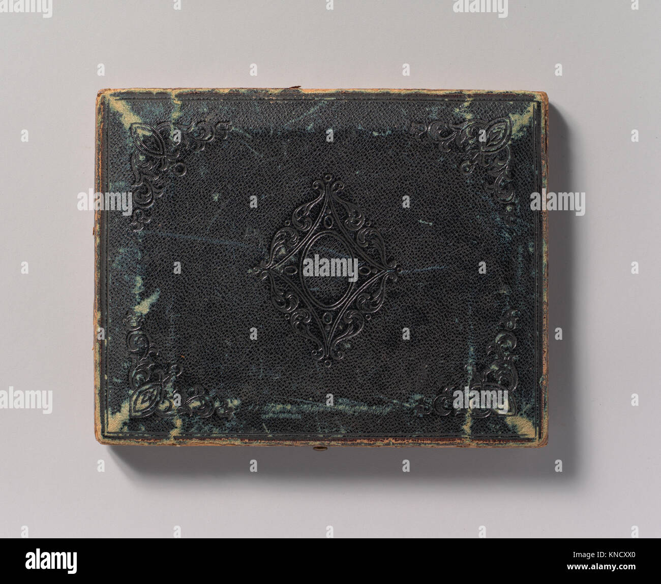 Diese Darstellung zeigt drei Kinder in Kostümen, die detaillierte Kleidung zeigen und die kulturellen Kleidungsnormen dieser Zeit widerspiegeln. Stockfoto