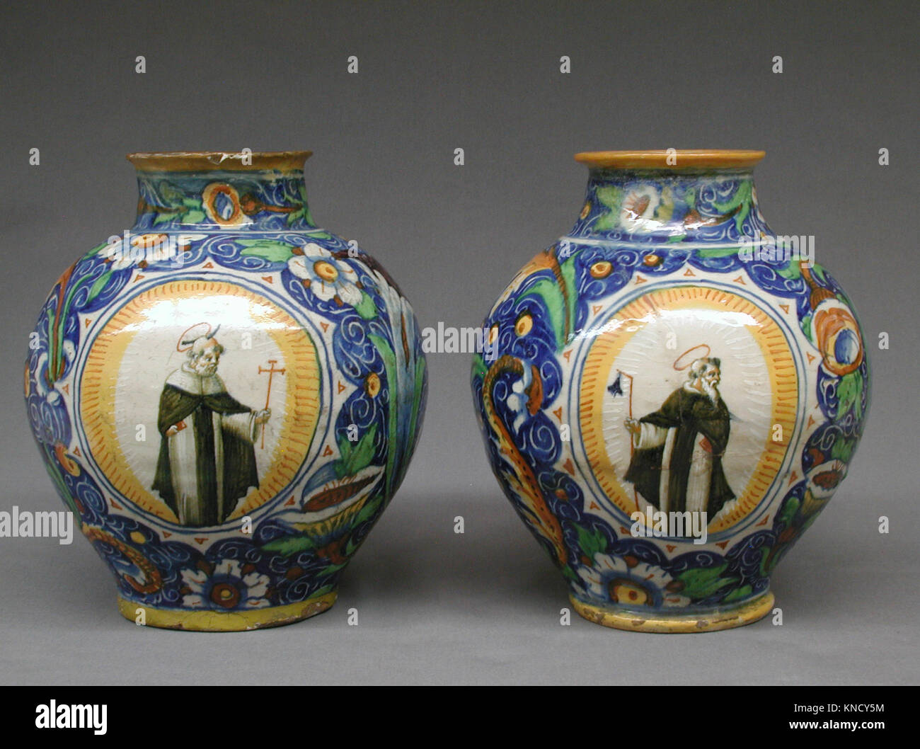 Kugelförmige jar MET LC-02 5 14-15-001 188535 Teekocher: Stil von Domenico Veneziano, Italienisch, aktiv von 1438? starb 1461 Florenz, kugelförmigen Vase, Ende des 16. Jahrhunderts, Majolika (tin-glasiert Steingut), Gesamt (bestätigt): 10 5/16 x 8 15/16 x 8 15/16 in. (26,2 x 22,7 x 22,7 cm). Das Metropolitan Museum of Art, New York. Geschenk des W. B. Osgood, 1902 (28.04.2005 15) Stockfoto