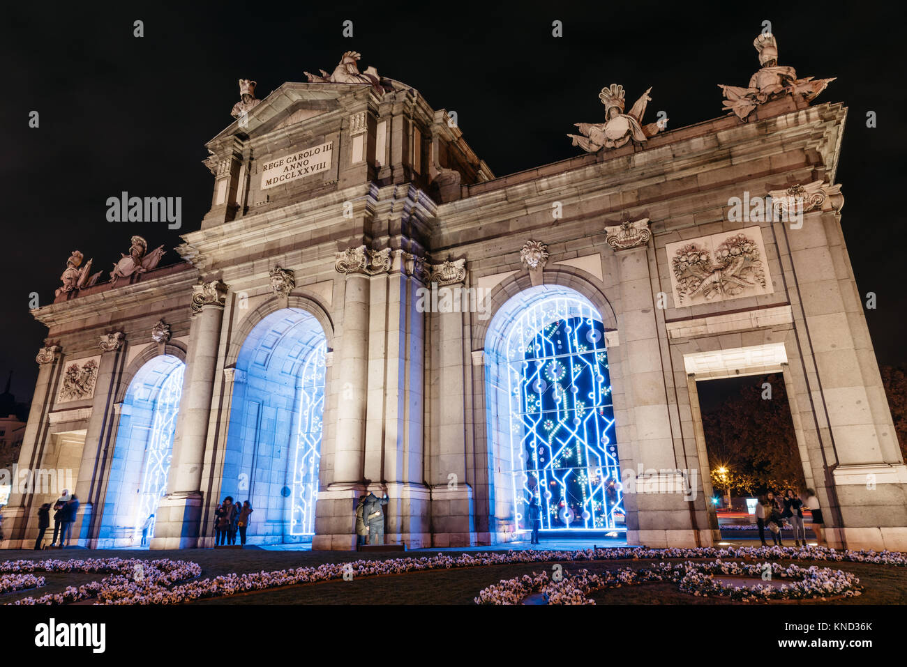 Puerta von Alcala in Madrid in der Nacht auf Weihnachten Stockfoto