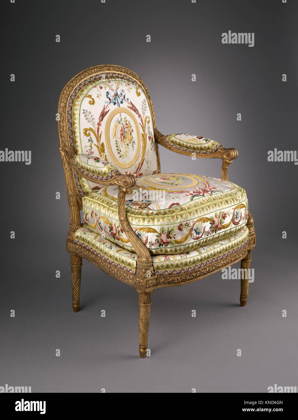 Sessel (fauteuil à la Reine) DP--601-01 199502 Designer: Jacques Gondouin, 1737?1818, Teekocher: Fran?ois II Foliot, 1748?? 1839, Master 1773, Rentner 1786, Teekocher: von der Werkstatt von Madame Pierre-Edme Babel, Teekocher geschnitzt: vergoldet von der Werkstatt Marie-Catherine Ritten, Teekocher: Gepolstert durch Claude-Fran? ois Capin, gestorben 1789, Sessel (fauteuil? La Reine), 1779, geschnitzten und vergoldeten Buche; moderne Seide Lampas, Gesamt: 39? 25 1/2? 19 3/4 in. (99,1? 64.8? 50,2 cm). Das Metropolitan Museum of Art, New York. Geschenk von Susan Dwight Bliss, 1944 (44.157.2) Stockfoto