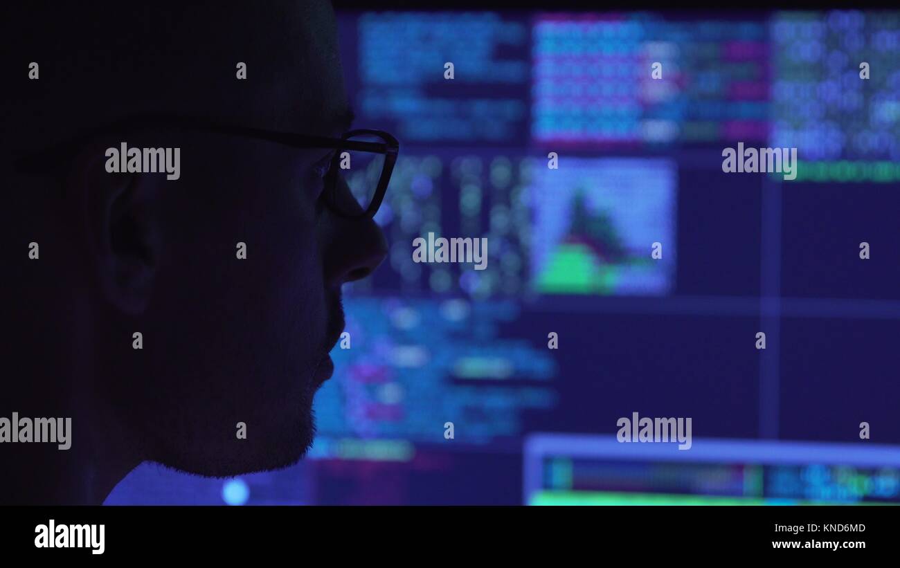 Computer programmierer in Gläser arbeiten auf einem Computer Stockfoto