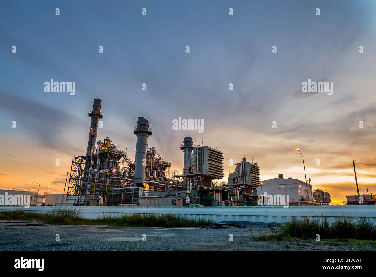 Gas- und Dampfturbinen Kraftwerk am Morgen Stockfoto