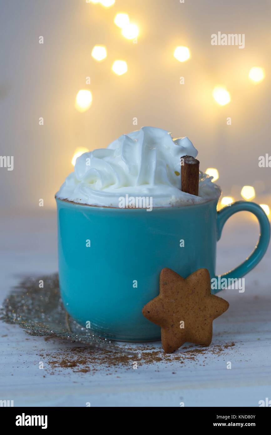 Heiße Schokolade mit Sahne und Star Lebkuchen auf einem bokeh Hintergrund Stockfoto