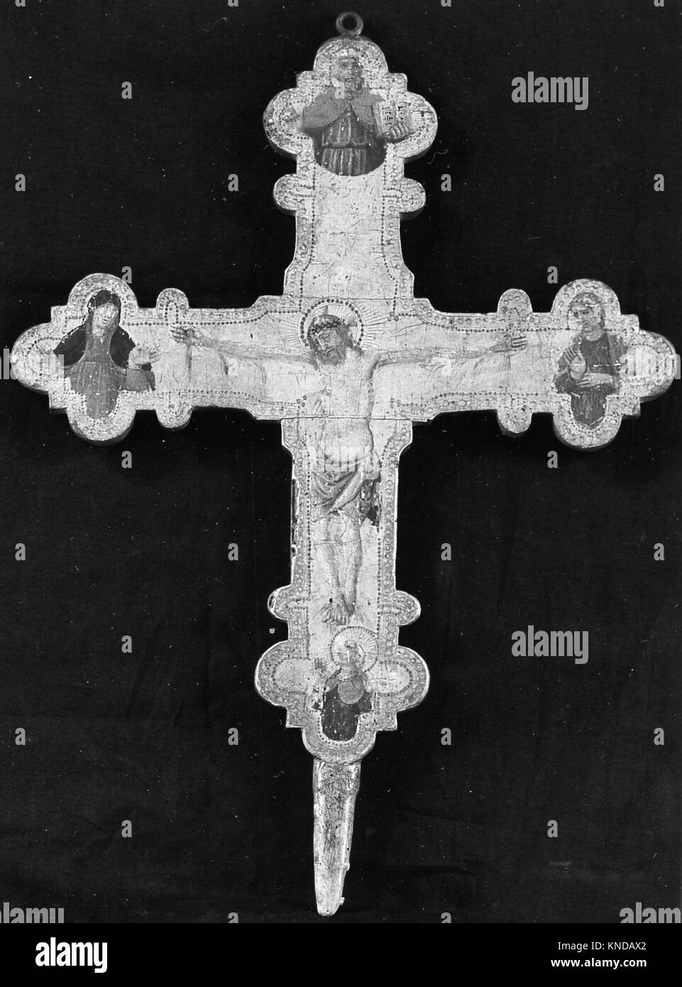 Diese Kruzifix-Darstellung in einem Buch zeigt ein altes christliches Symbol, das für historische Referenz und religiöse Studien verwendet wird. Stockfoto