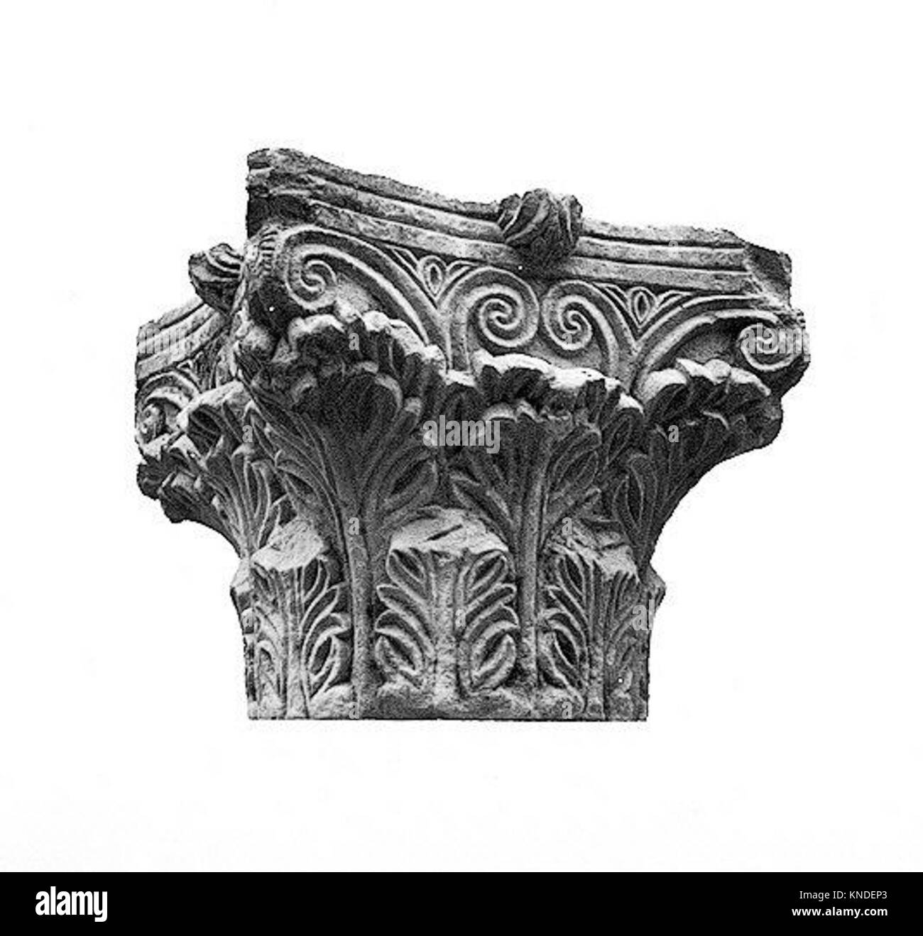 Diese Steinhauptstadt aus der MET-Sammlung zeigt komplizierte Schnitzereien und raffinierte Handwerkskunst, die charakteristisch für die klassische Architektur sind und den künstlerischen und kulturellen Stil ihrer Ära repräsentieren. Stockfoto