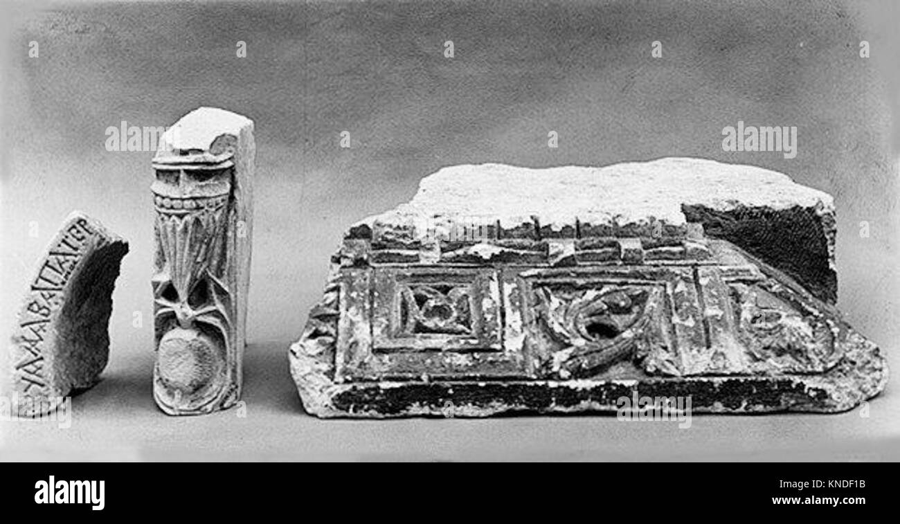 Dieses Relieffragment zeigt komplizierte Details und Design, die künstlerische und kulturelle Praktiken seiner Zeit widerspiegeln. Stockfoto