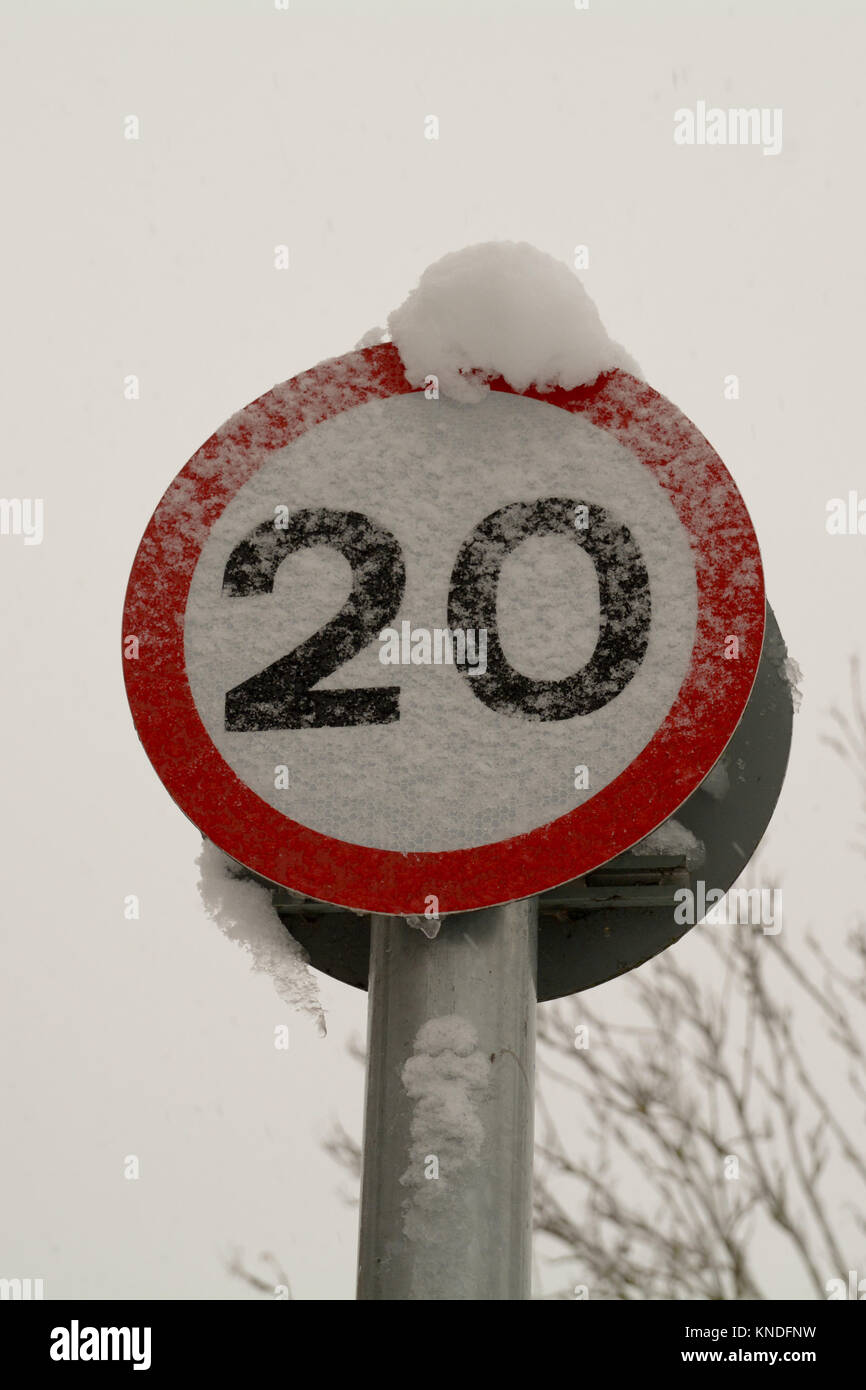 20 mph Höchstgeschwindigkeit Schild verdeckt von Schnee Stockfoto