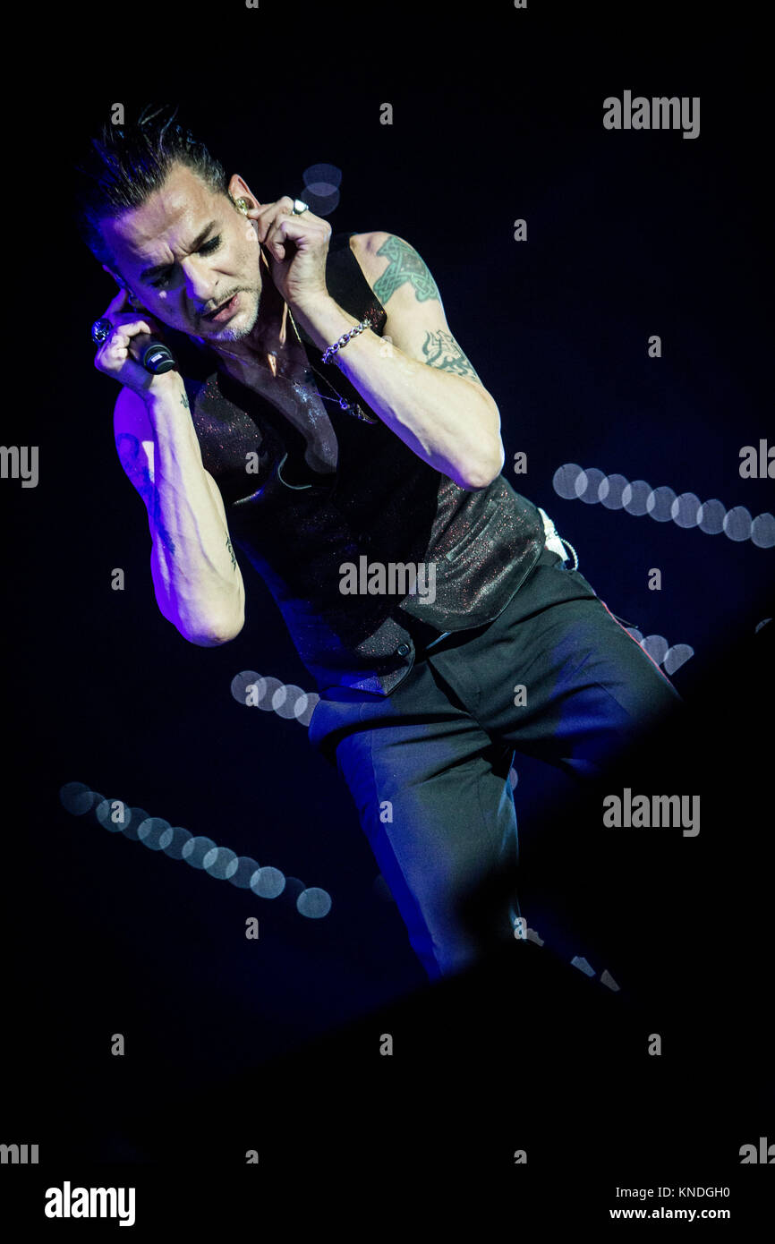 Turin, Italien. 09 Dez, 2017. Dave Gahan der englischen elektronischen Band Depeche Mode auf der Bühne dargestellt, wie sie an Pala Alpitour in Turin Italien leben durchführen. Credit: Roberto Finizio / Pacific Press/Alamy leben Nachrichten Stockfoto