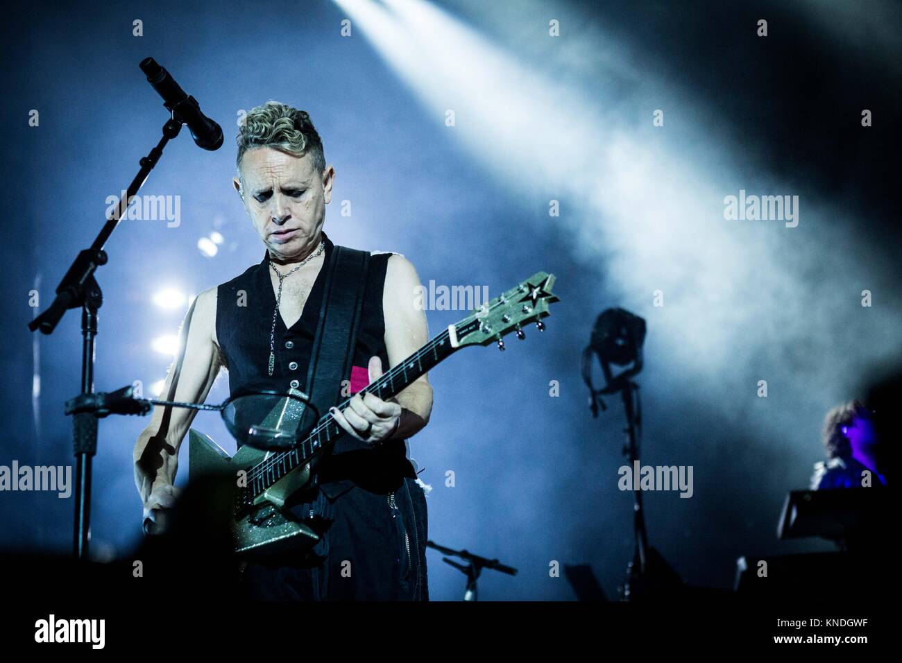 Turin, Italien. 09 Dez, 2017. Martin Gore, der englischen elektronischen Band Depeche Mode auf der Bühne dargestellt, wie sie an Pala Alpitour in Turin Italien leben durchführen. Credit: Roberto Finizio / Pacific Press/Alamy leben Nachrichten Stockfoto