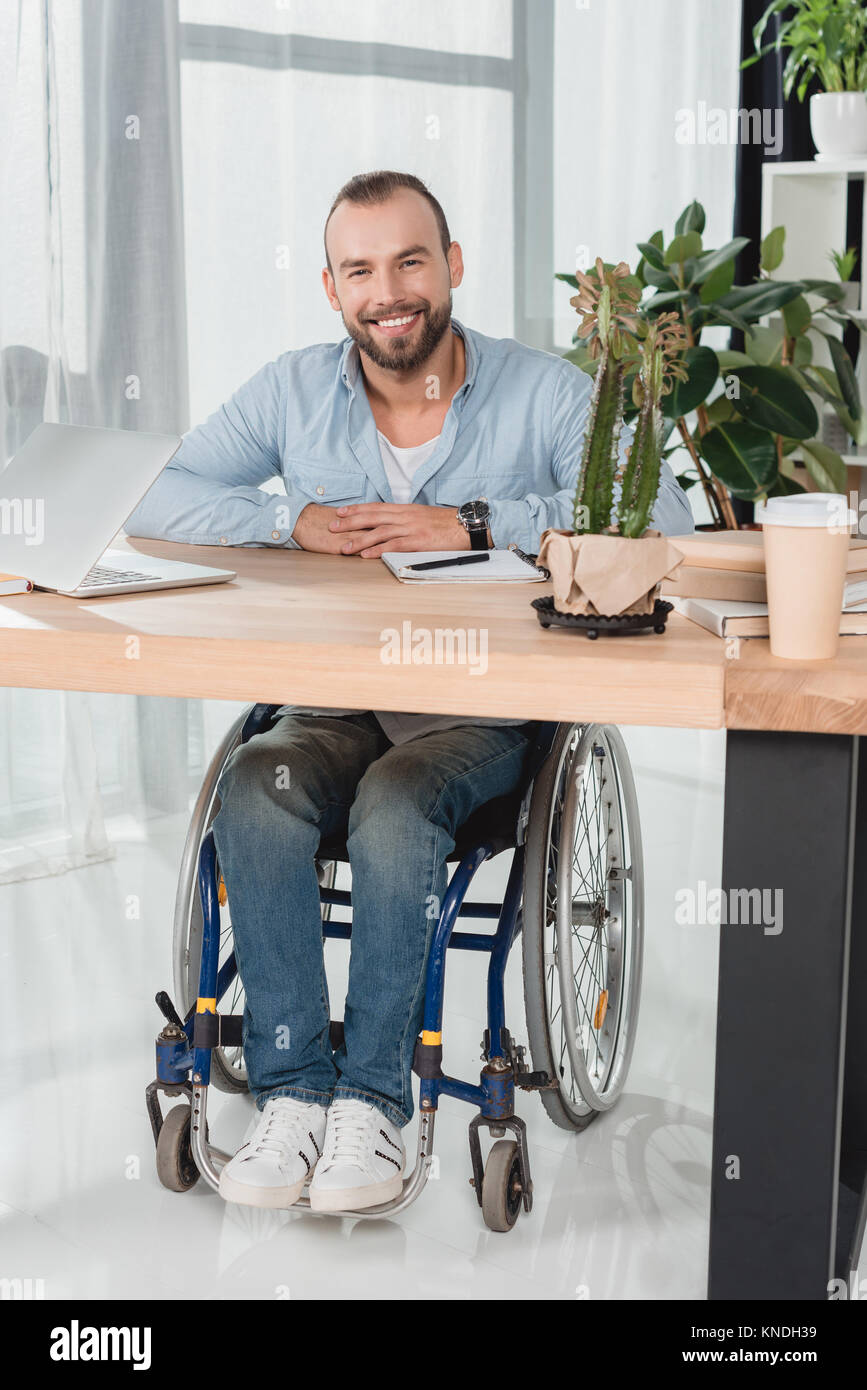 Mann auf Rollstuhl im Büro sitzen Stockfoto