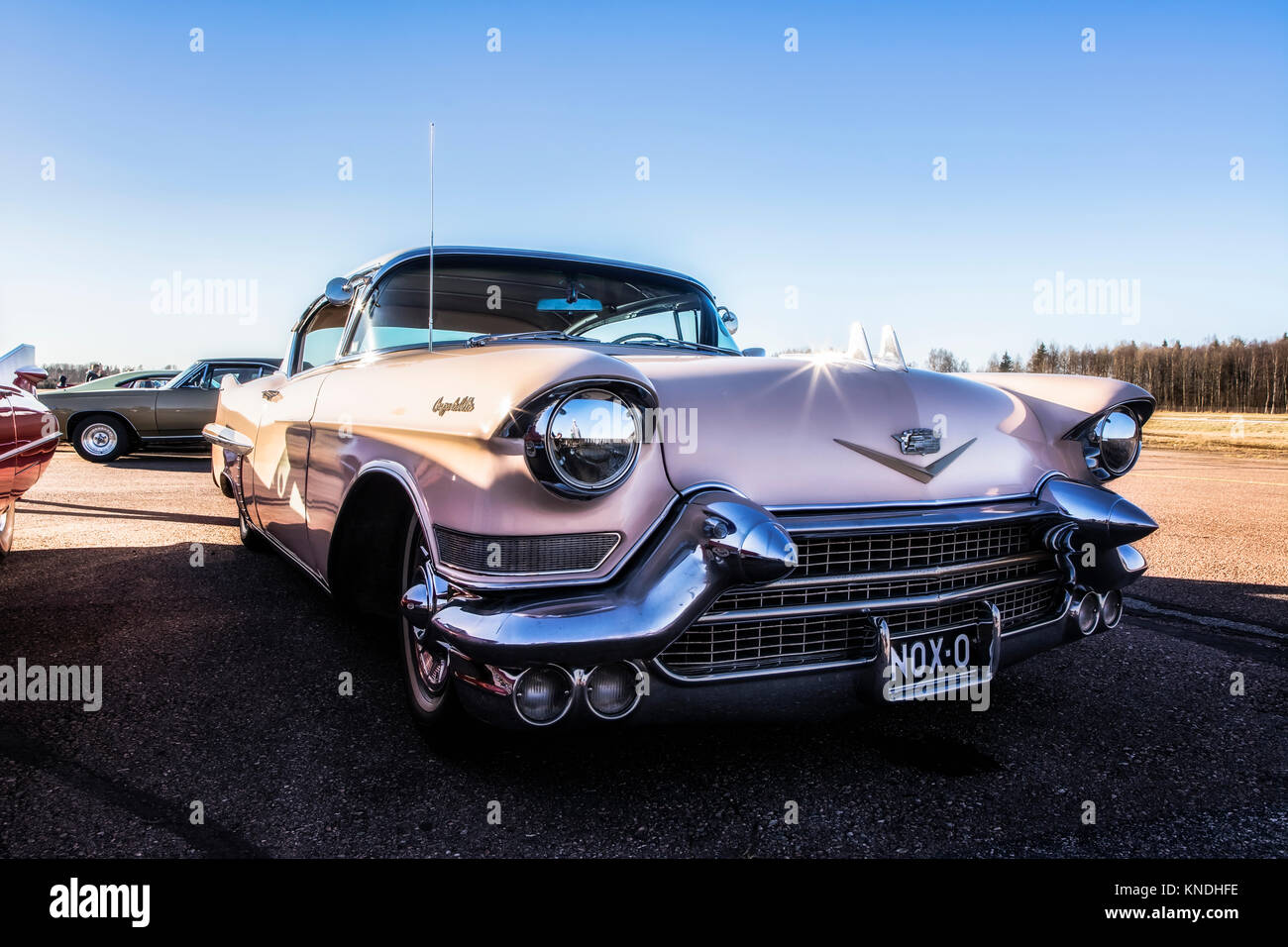 Atemberaubende 50er und 60er Jahren amerikanische Autos. Chrom, poliert und gewachst Farbe. Kreuzfahrt Event in Malmi Flugplatz, Helsinki, Finnland Stockfoto