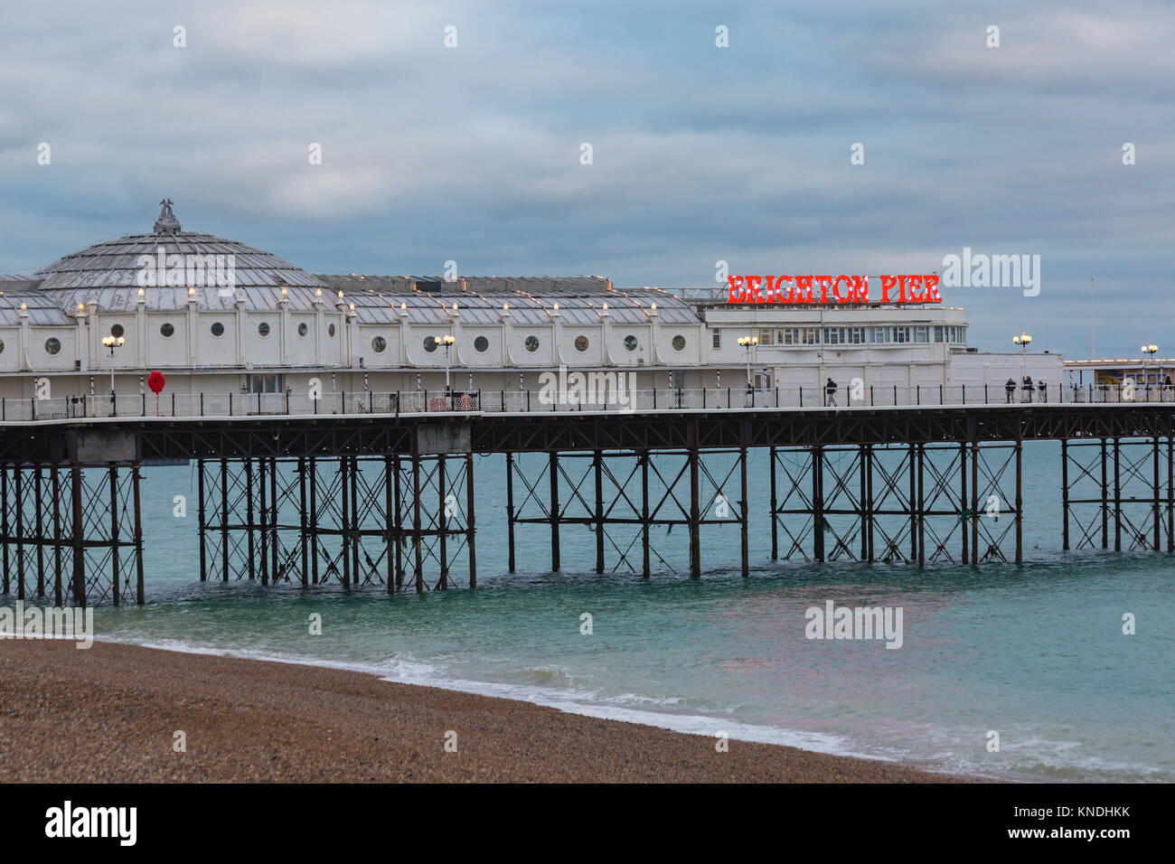 Brighton Palace Pier in der Abenddämmerung am Brighton, East Sussex, England Großbritannien im Dezember Stockfoto