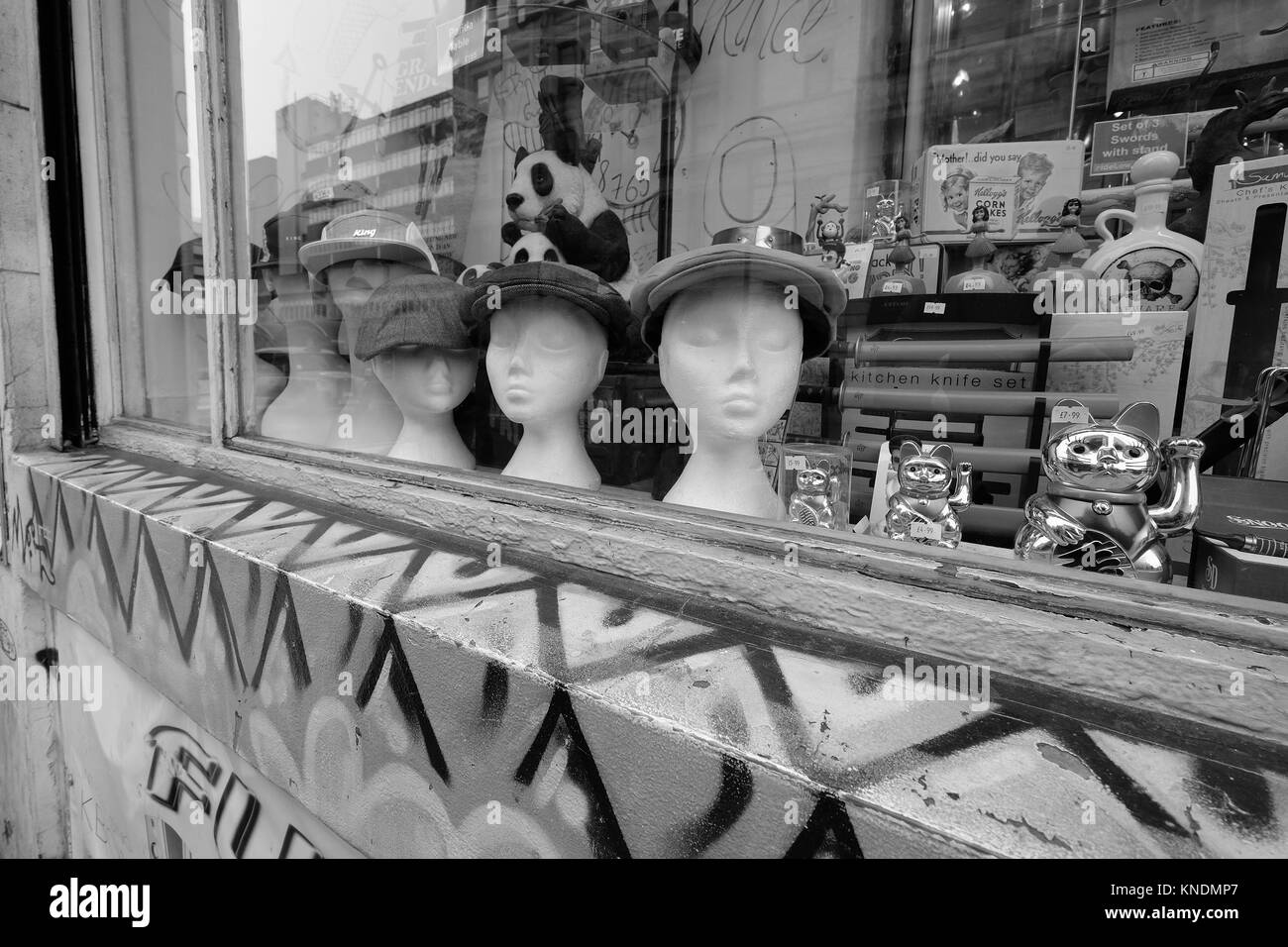 Manchester Shop Fenster mit Schaufensterpuppen tragen Hüte Stockfoto