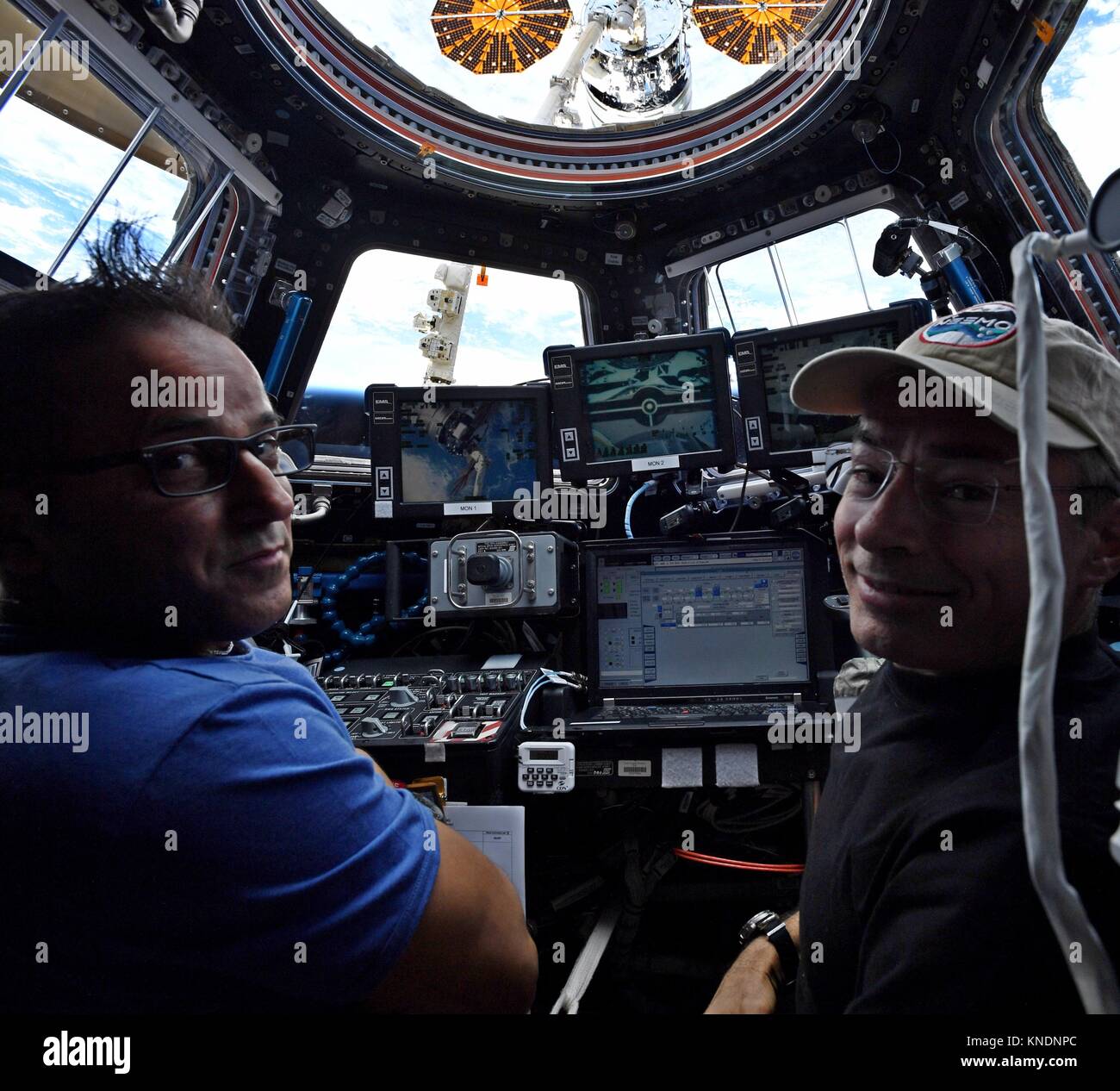 Expedition 53 amerikanische Astronaut Joe Acaba, Links, und Mark Vande Hei an den Kontrollen der robotischen Kanada Arm 2 vor der Freigabe der Orbital ATK Cygnus cargo Raumfahrzeug von der internationalen Raumstation am 6. Dezember 2017 in der Erdumlaufbahn. Cygnus eingesetzt 14 CubeSats aus dem NanoRacks Bereitsteller und wird später auf destruktive Wiedereintritt in die Atmosphäre der Erde verbrannt werden. Stockfoto