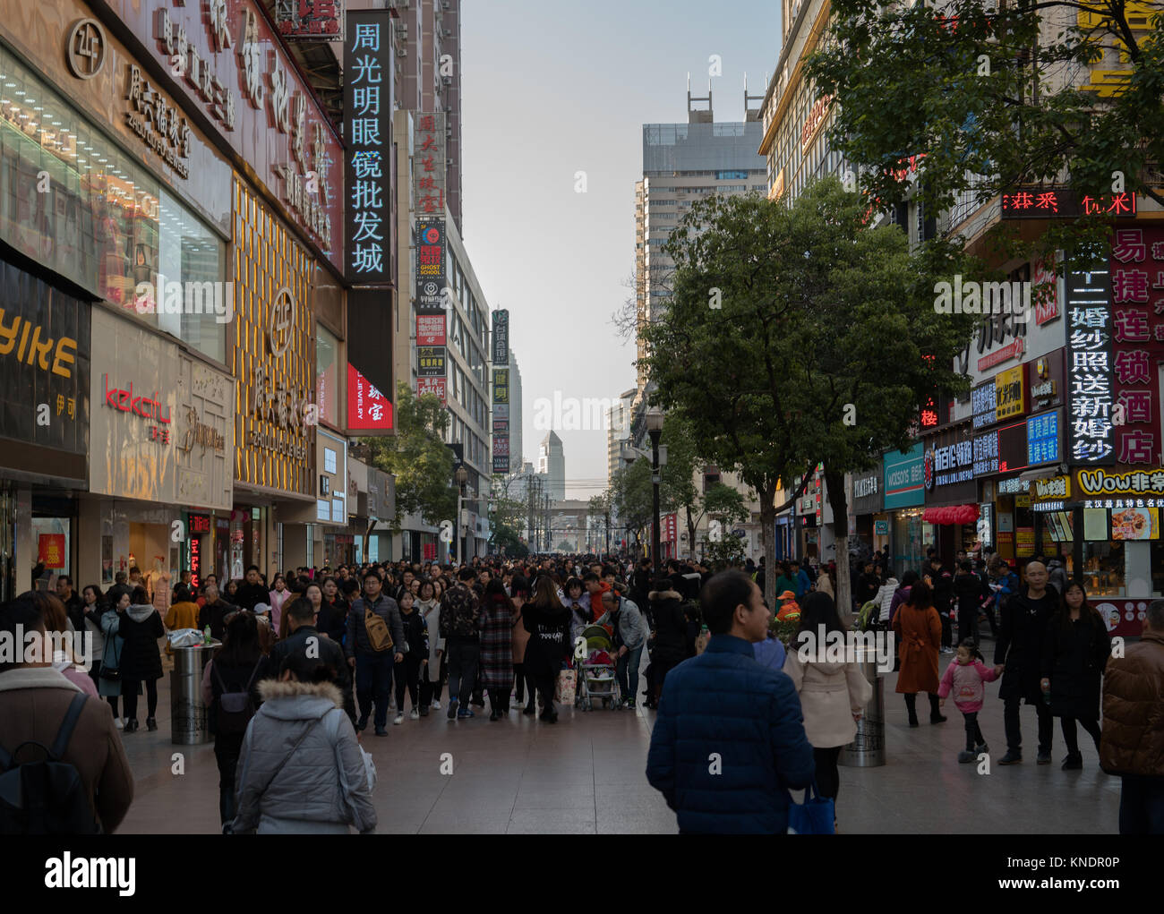 Wuhan Hubei China, vom 10. Dezember 2017: Street View von Jianghan lu Straße die größte Fußgängerzone von Wuhan in China. Stockfoto