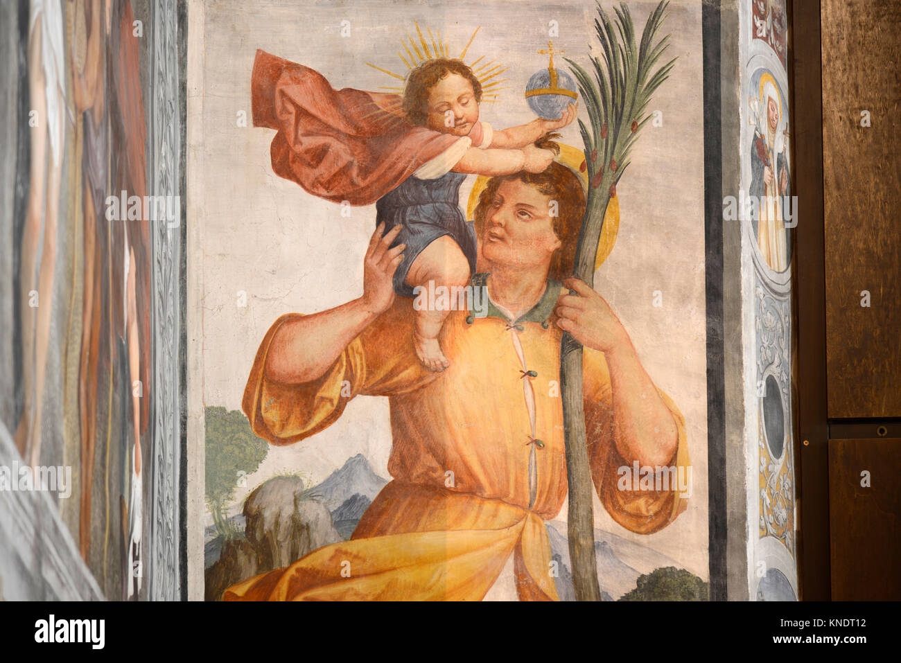 Italien San Daniele del Friuli Kirche S. Antonio Abate. Zyklus von Fresken aus dem 15. Jahrhundert von Pellegrino da San Daniele. Rechte Wand des Kirchenschiffes: S. Cristoforo Stockfoto