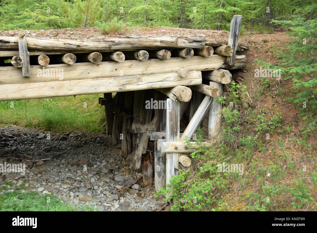 Eine Brücke von Dalstroi prisonners in den 30er Jahren an der Kolyma Autobahn gebaut Magadan in den Bergbaugebieten in nördlichen Kolyma. Stockfoto