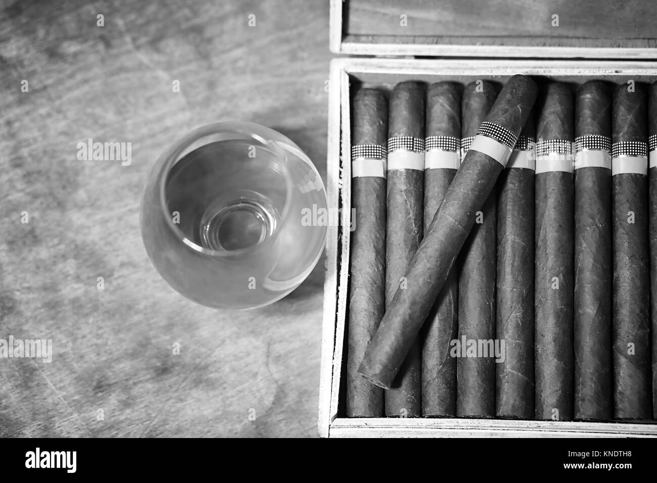 Große Kiste an kubanischen Zigarren auf einem Holztisch Stockfoto