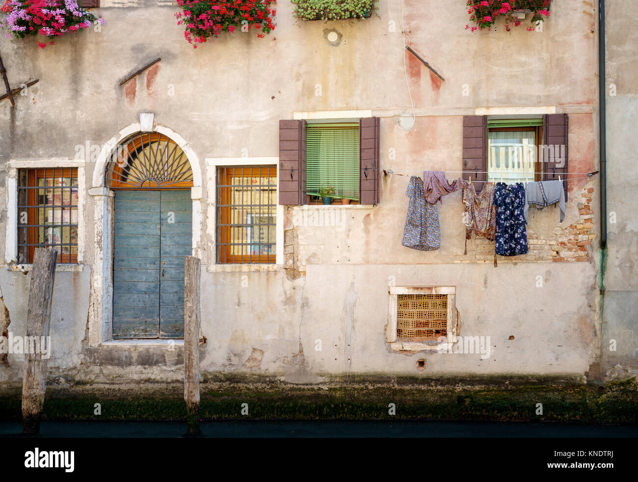 Wäsche aus den Fenstern hing in Venedig Stockfoto
