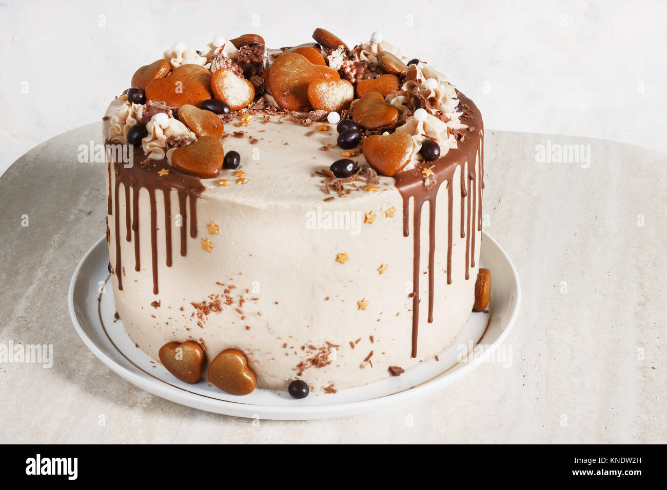 Schokoladenkuchen mit Fudge beträufelt Vereisung und Locken und Lebkuchen Stockfoto