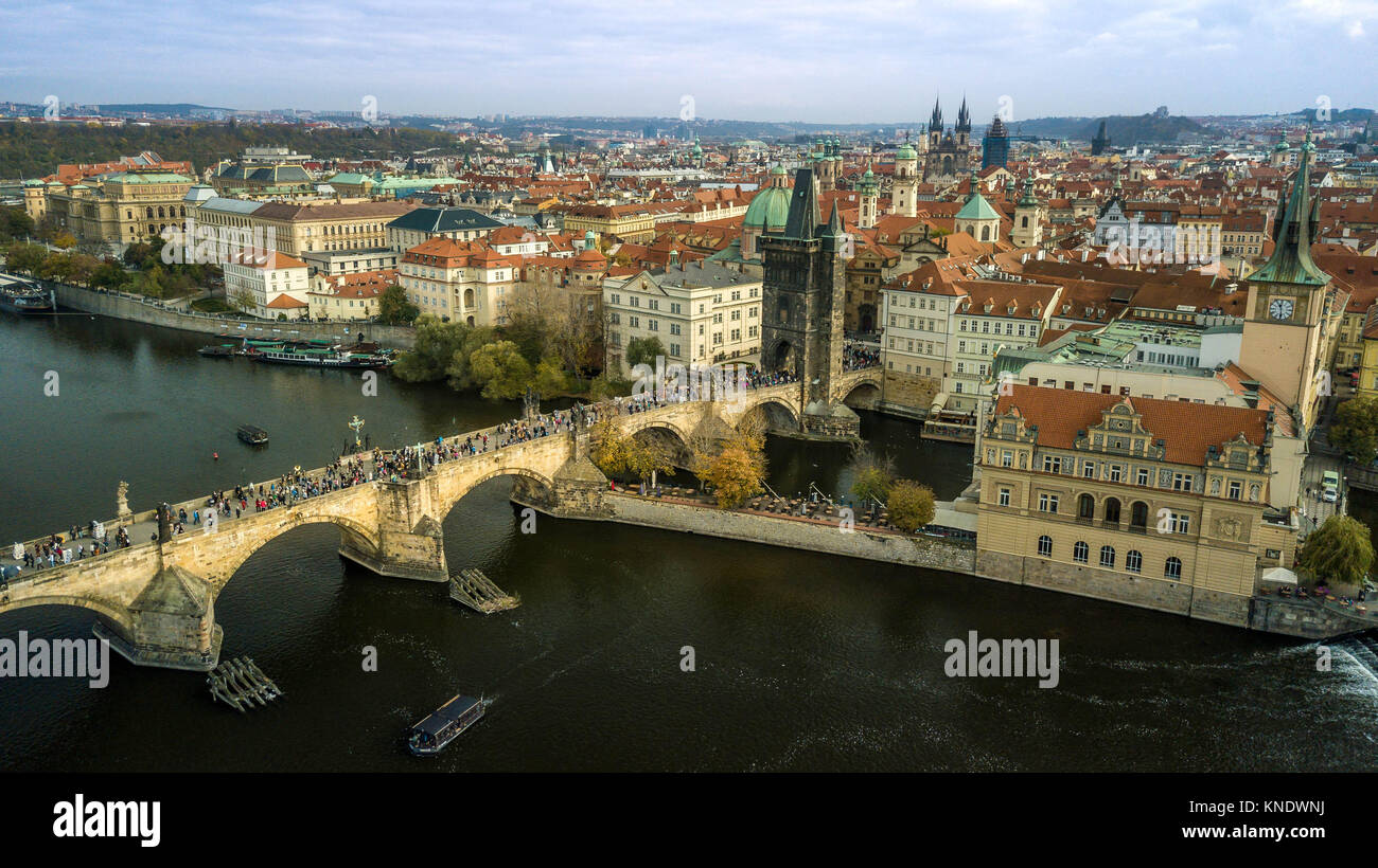 Blick auf die Karlsbrücke in Prag, Tschechische Republik Stockfoto