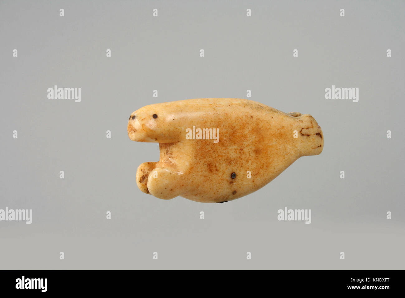 Knochen elfenbein skulptur -Fotos und -Bildmaterial in hoher Auflösung ...