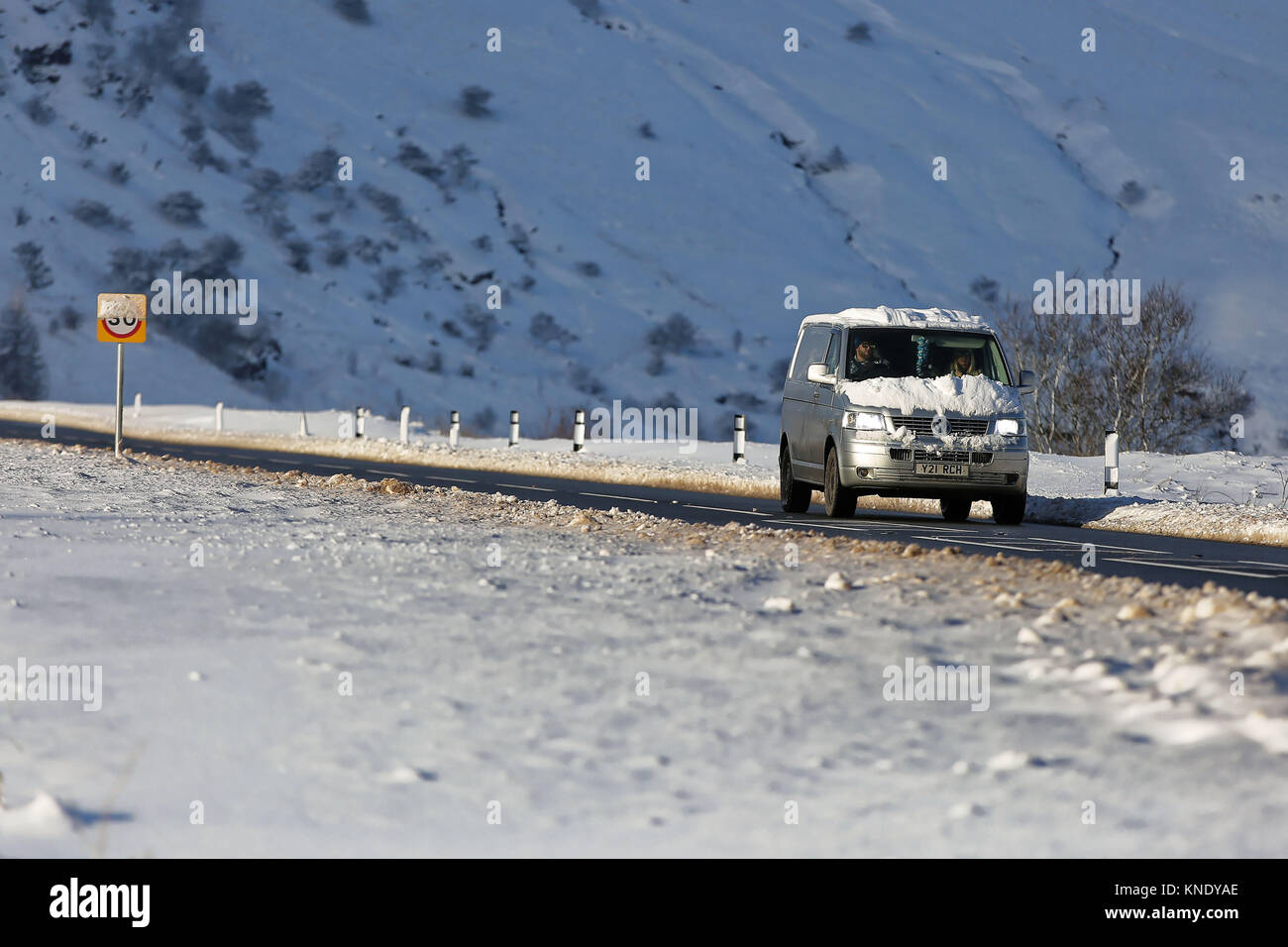 Im Bild: Eine verschneite Auto fährt auf der A470 in der Geschichte Waffen in die Brecon Beacons, Wales, UK. Montag, 11 Dezember 2017 Re: Frost, s Stockfoto
