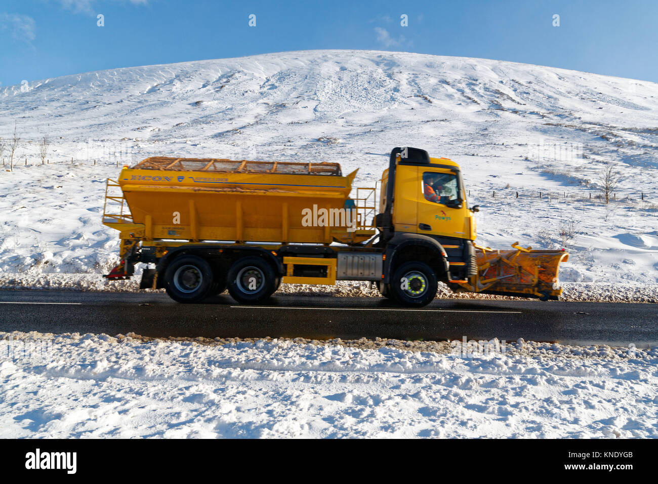 Im Bild: Eine Schnee auf der A470 in der Geschichte Waffen in die Brecon Beacons, Wales, UK Pflug. Montag, 11 Dezember 2017 Re: Frost, Schnee und Eis h Stockfoto