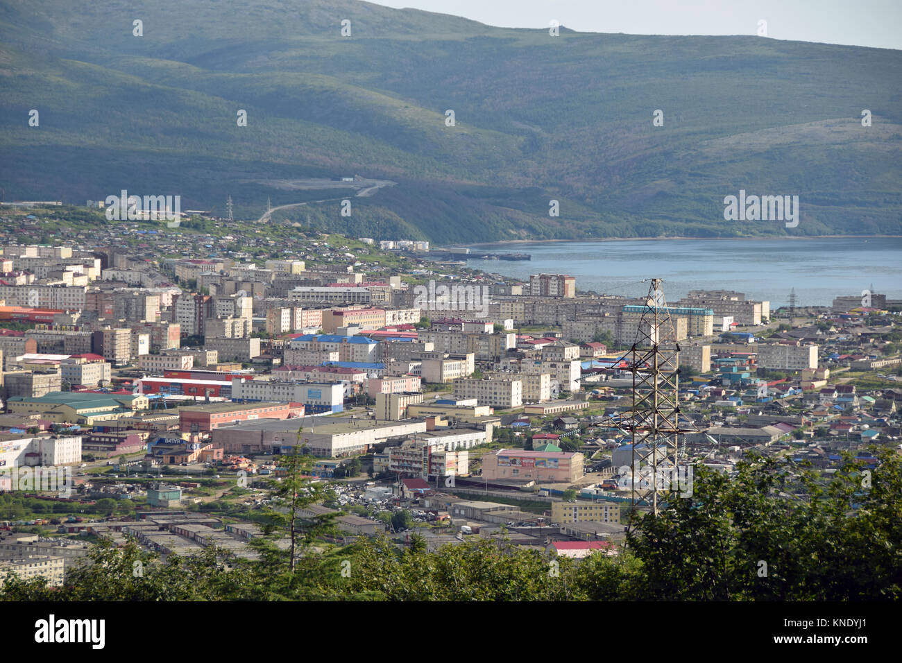 Die Stadt Magadan gesehen aus den umliegenden Bergen. Magadan liegt in der Bucht von Okhotsk, ie den Pazifischen Ozean. Stockfoto