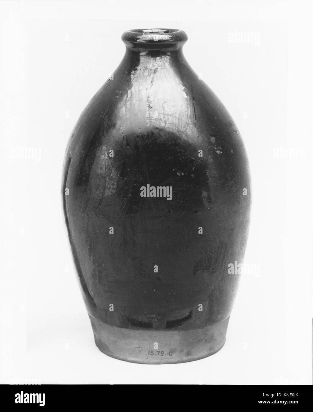 Flasche MET 30226 594 Amerikanische, Flasche, 1800?1830, Steingut, 6 1/8 x 2 1/2 in. (15,6 x 6,4 cm). Das Metropolitan Museum of Art, New York. Geschenk des Charles M. Baldwin, 1915 (15.79.10) Stockfoto