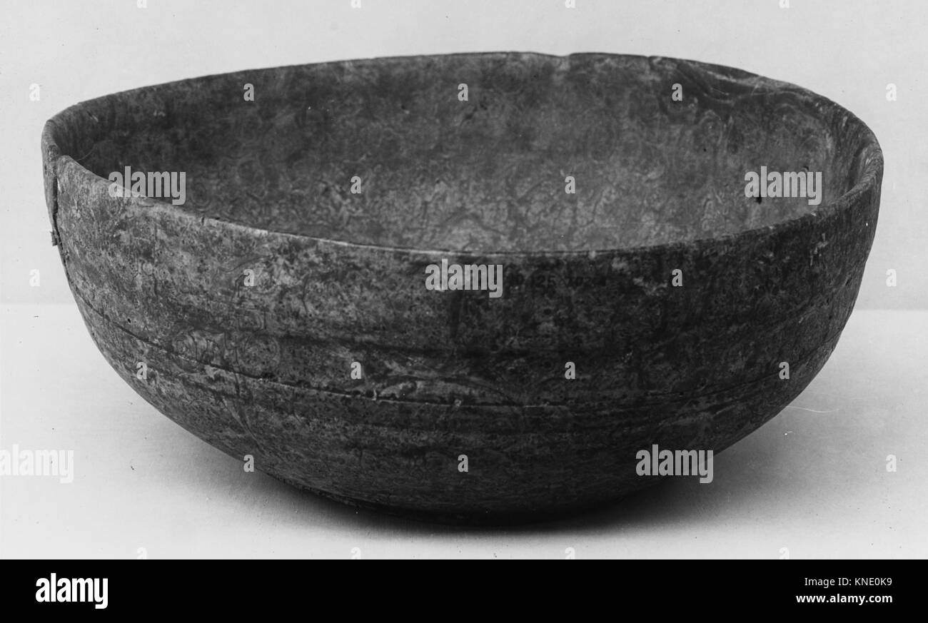 Diese Schüssel aus Mürnholz, datiert von 1670 bis 1730, misst 5,25 x 15 x 13,75 cm und zeigt handwerkliches Können in Holzarbeiten. Es ist Teil der Sammlung des Metropolitan Museum of Art, die von Mrs. Russell sage geschenkt wurde. Stockfoto